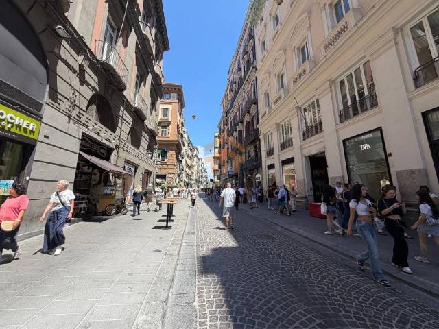 Locale Commerciale in vendita a Municipalità 2, Campania