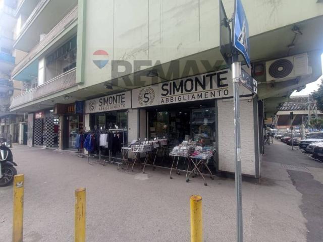 Locale Commerciale in vendita a Municipalità 10, Campania