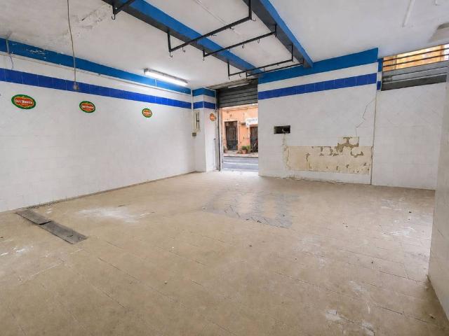 Locale Commerciale in vendita a Municipalità 3, Campania