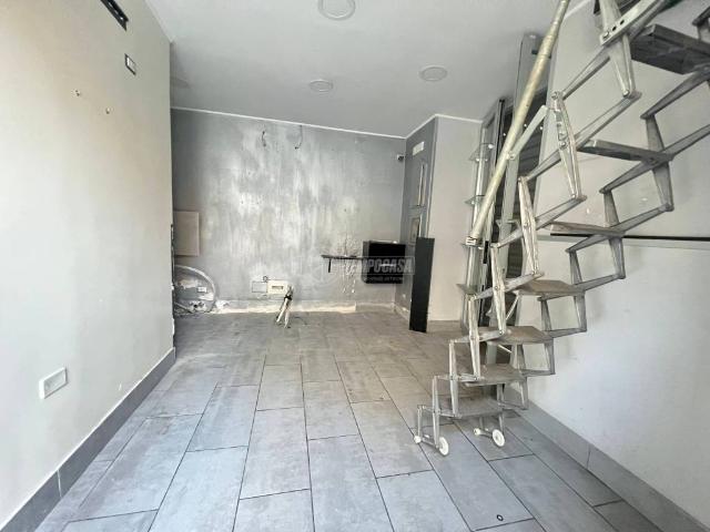 Locale Commerciale in vendita a Municipalità 10, Campania