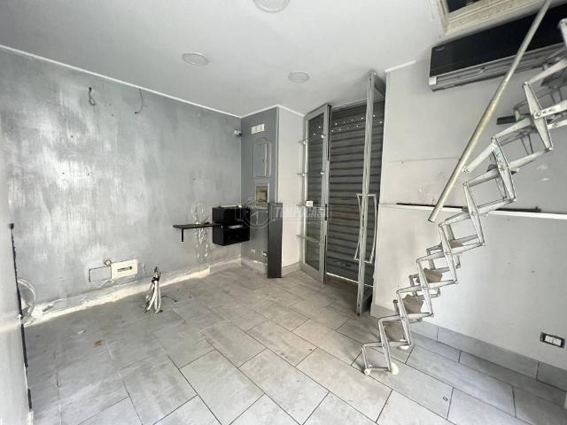 Locale Commerciale in vendita a Municipalità 10, Campania