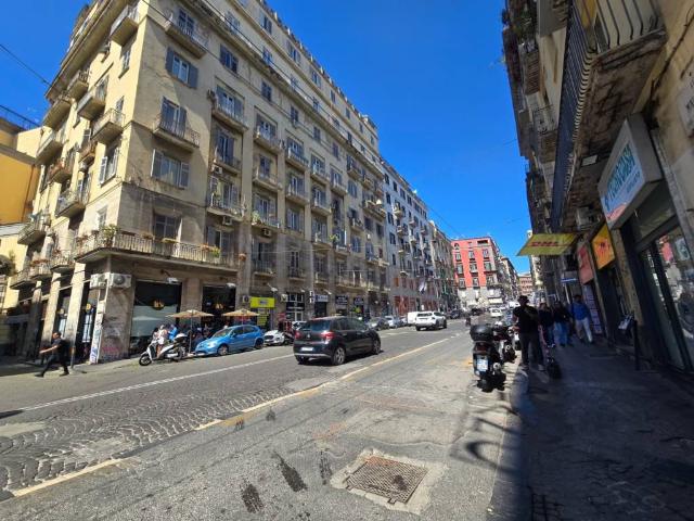 Locale Commerciale in vendita a Municipalità 2, Campania