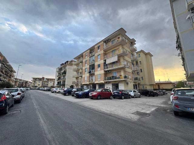 Locale Commerciale in vendita a Astroni, Pianura