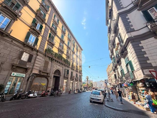 Locale Commerciale in vendita a Municipalità 2, Campania