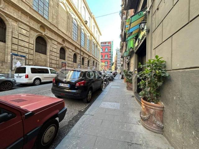 Locale Commerciale in vendita a Municipalità 4, Campania
