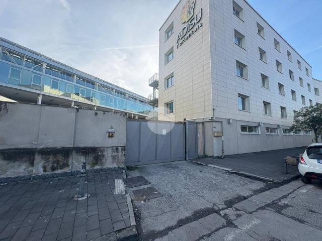Locale Commerciale in vendita a Municipalità 4, Campania