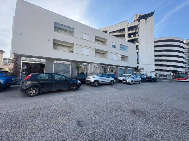 Locale Commerciale in vendita a Municipalità 4, Campania