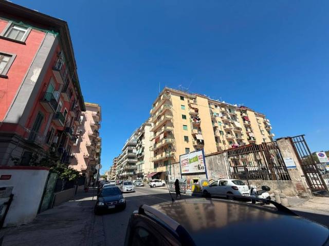 Locale Commerciale in vendita a Municipalità 10, Campania