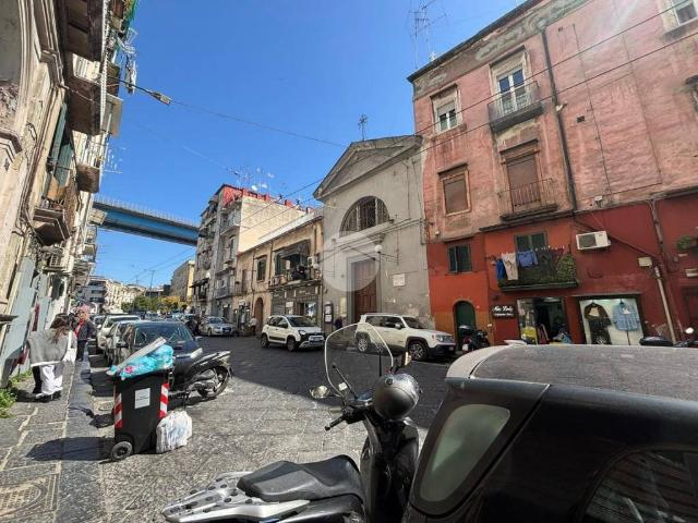 Locale Commerciale in vendita a Municipalità 3, Campania