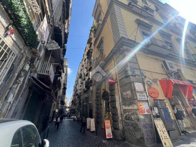 Locale Commerciale in vendita a Municipalità 4, Campania
