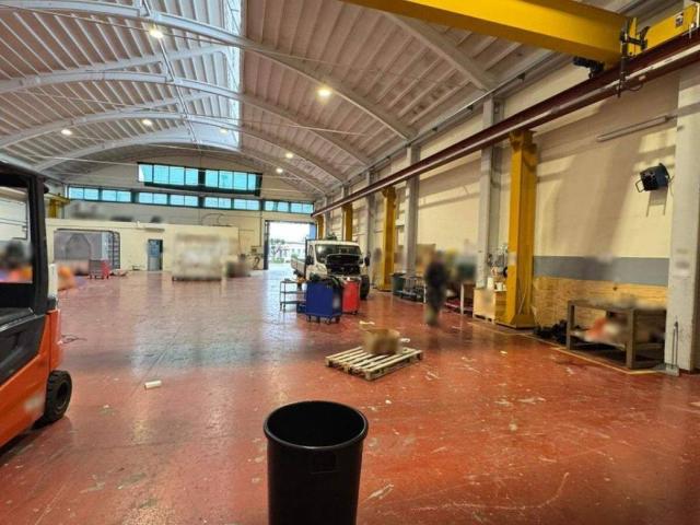 Locale Commerciale in vendita a Campania