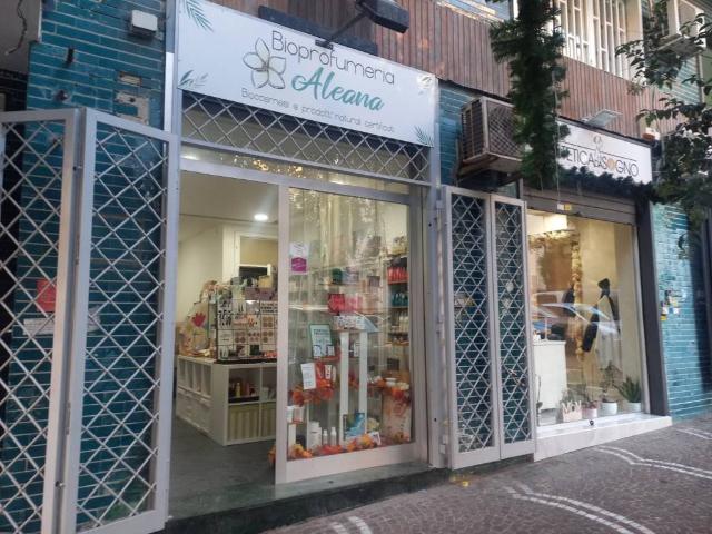 Locale Commerciale in vendita a Municipalità 3, Campania