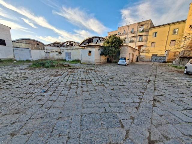 Locale Commerciale in vendita a Municipalità 6, Campania