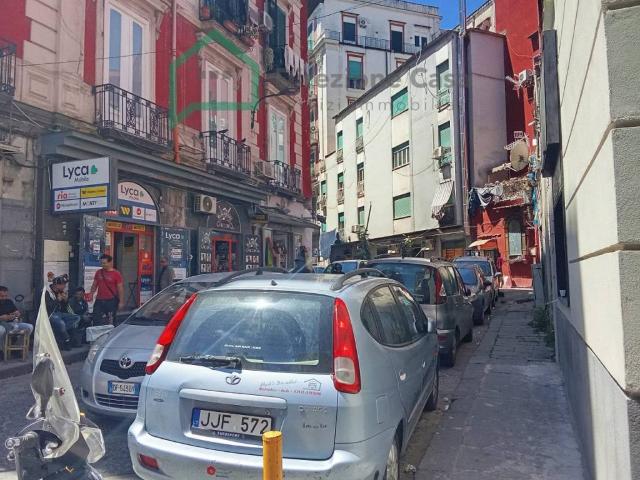 Locale Commerciale in vendita a Municipalità 4, Campania