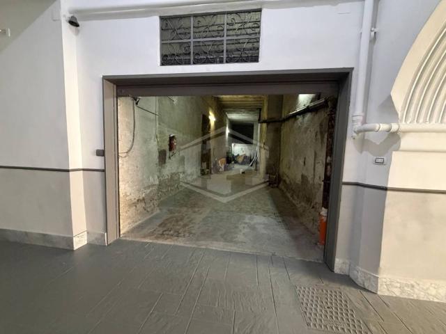 Locale Commerciale in vendita a Municipalità 1, Campania