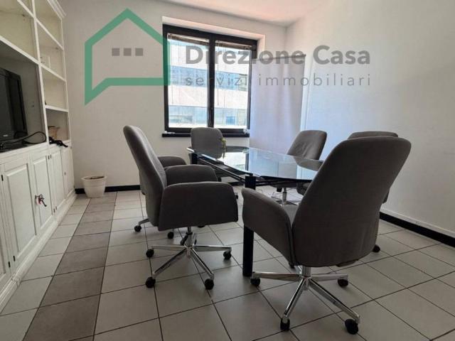 Locale Commerciale in vendita a Municipalità 4, Campania