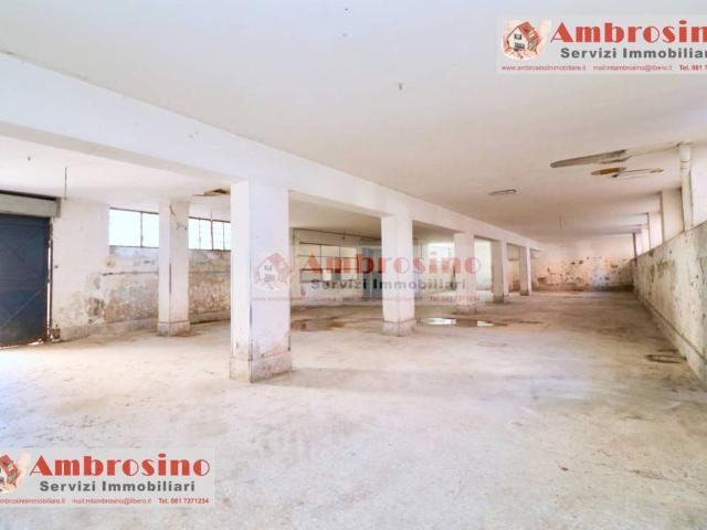 Locale Commerciale in vendita a Municipalità 7, Campania