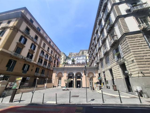 Locale Commerciale in vendita a Municipalità 1, Campania
