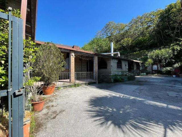 Locale Commerciale in vendita a Municipalità 9, Pianura