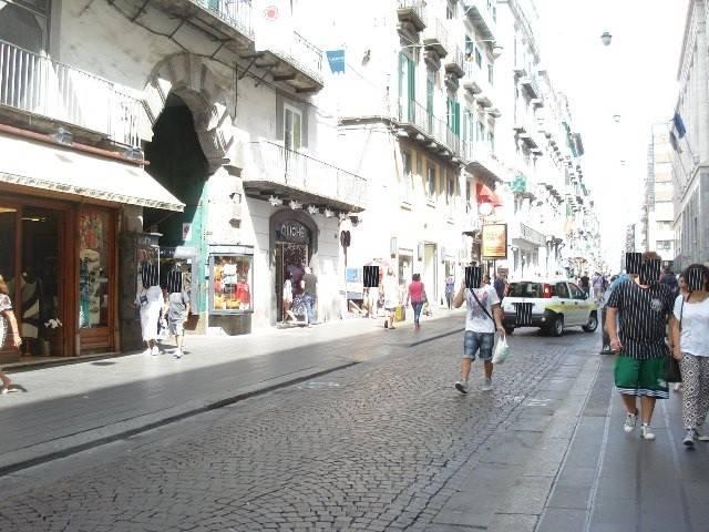 Locale Commerciale in vendita a Municipalità 2, Campania