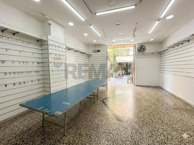 Locale Commerciale in vendita a Municipalità 2, Campania