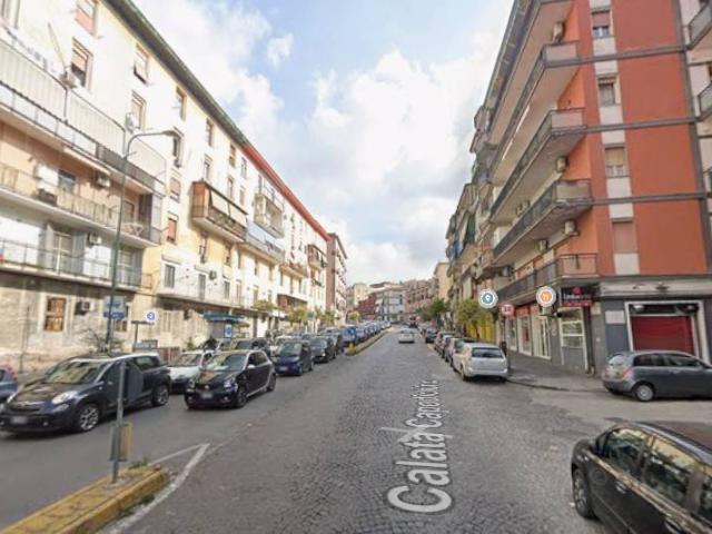 Locale Commerciale in vendita a Municipalità 3, Campania