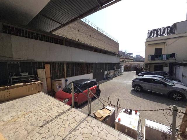 Locale Commerciale in vendita a Municipalità 3, Campania