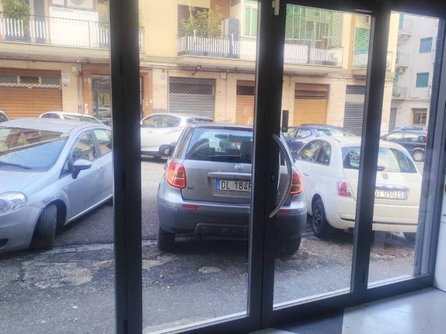 Locale Commerciale in vendita a Municipalità 3, Campania
