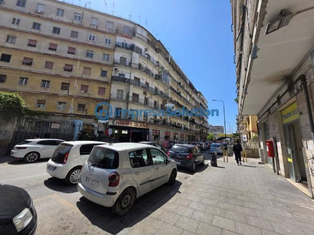 Locale Commerciale in vendita a Municipalità 10, Campania