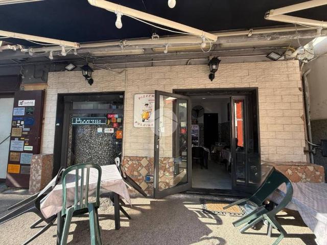 Locale Commerciale in vendita a Municipalità 10, Campania