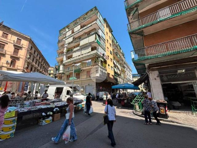Locale Commerciale in vendita a Municipalità 3, Campania