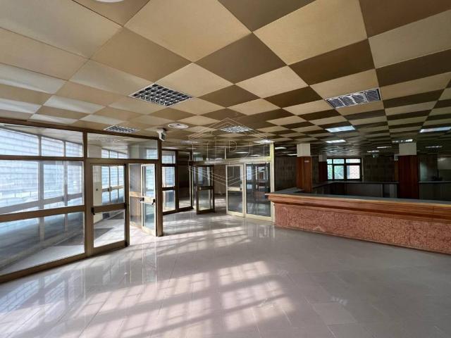 Locale Commerciale in vendita a Municipalità 4, Campania