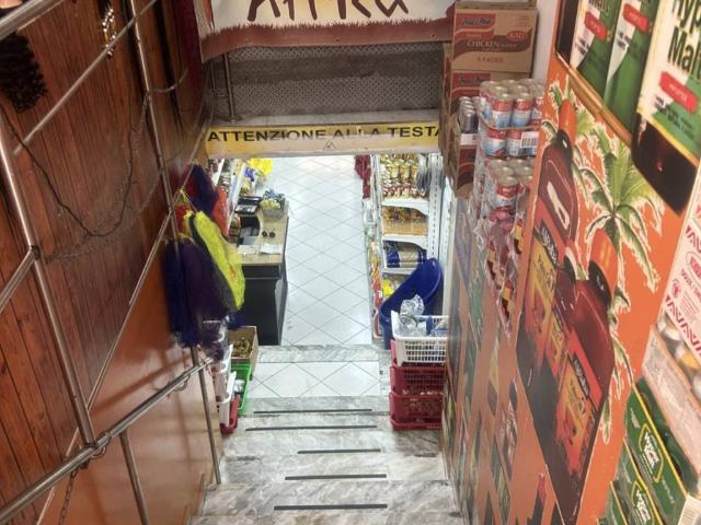Locale Commerciale in vendita a Municipalità 4, Campania