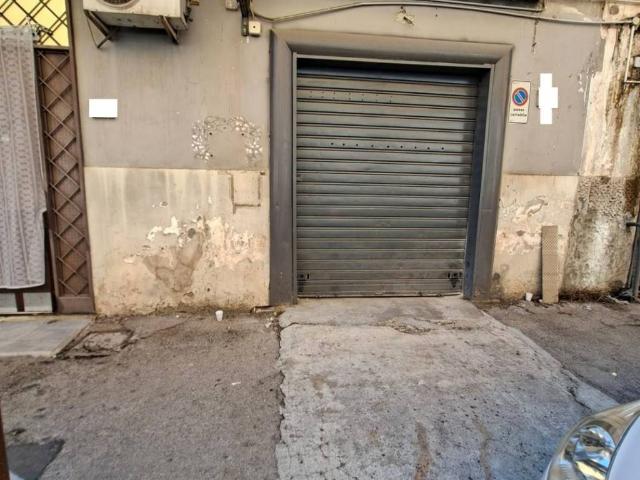 Locale Commerciale in vendita a Municipalità 3, Campania