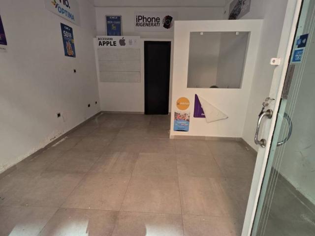 Locale Commerciale in vendita a Municipalità 5, Campania