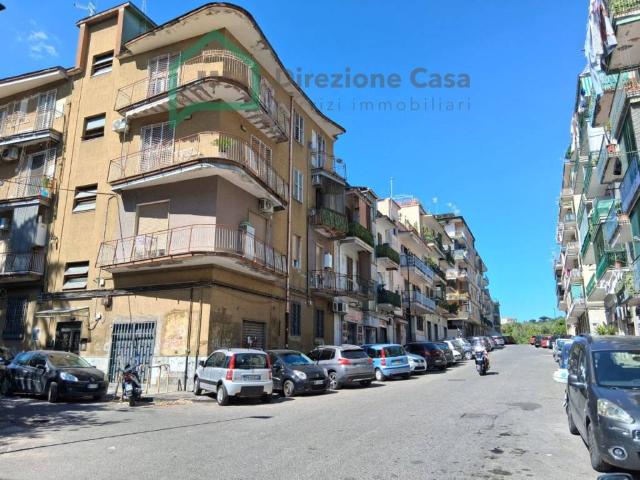 Locale Commerciale in vendita a Municipalità 3, Campania