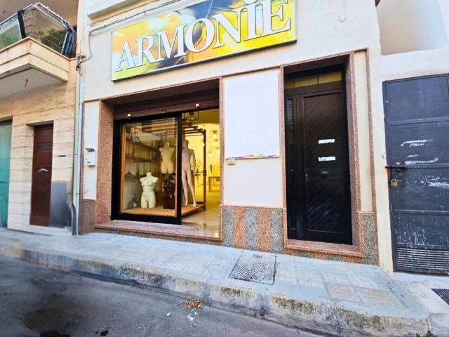 Locale Commerciale in vendita a Puglia, Lecce