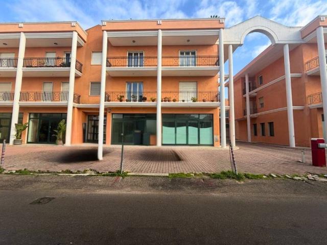 Locale Commerciale in vendita a Puglia, Lecce