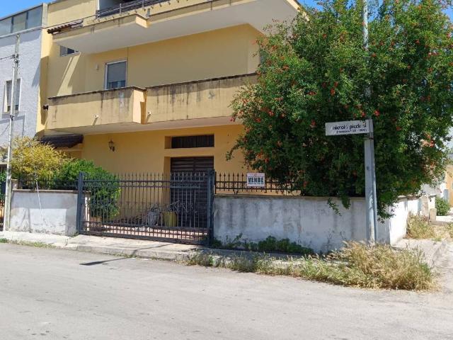Locale Commerciale in vendita a Puglia, Lecce