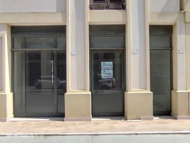 Locale Commerciale in vendita a Puglia, Lecce