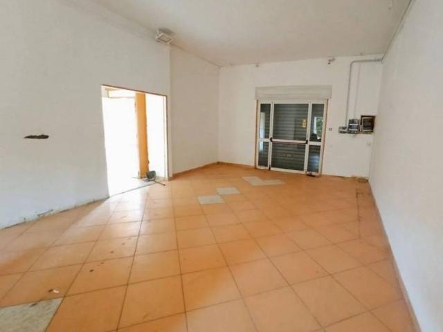 Locale Commerciale in vendita a Puglia, Lecce