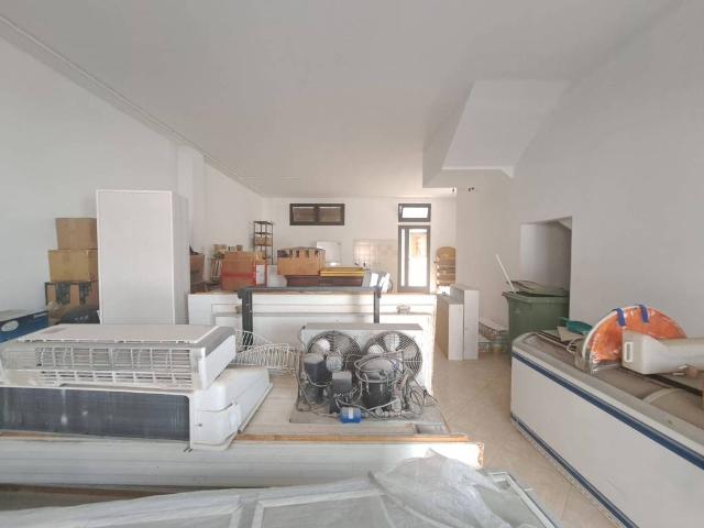 Locale Commerciale in vendita a Puglia, Lecce