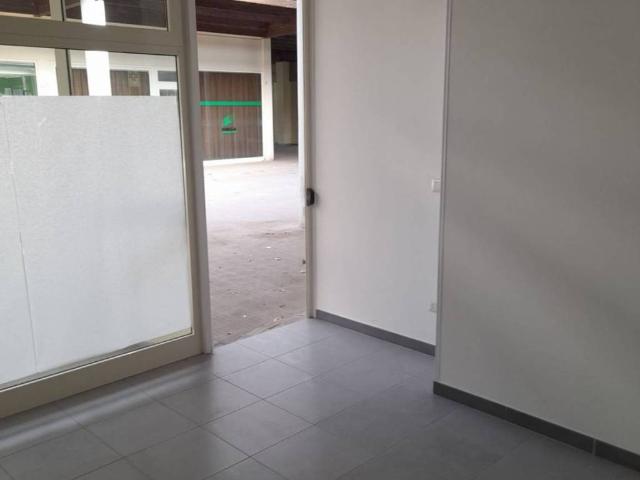Locale Commerciale in vendita a Puglia, Lecce