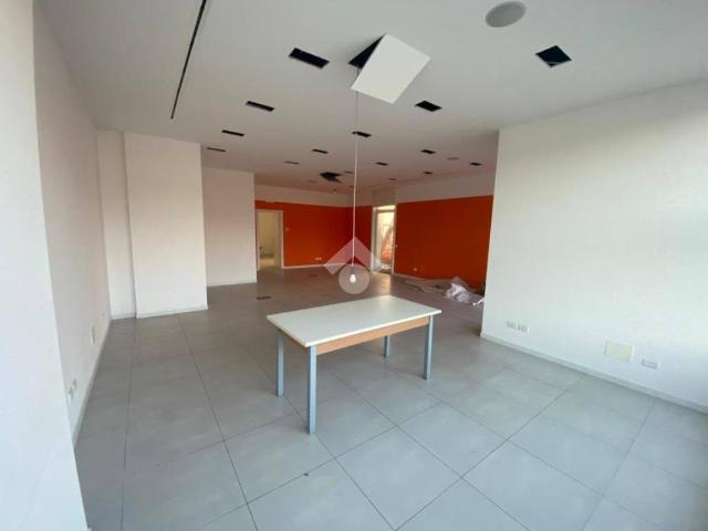 Locale Commerciale in vendita a Negrar, Veneto