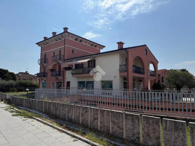 Locale Commerciale in vendita a Negrar, Veneto