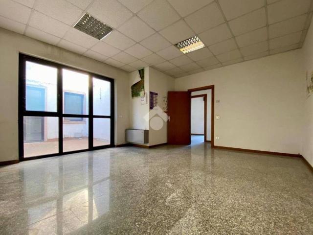 Locale Commerciale in vendita a Negrar, Veneto