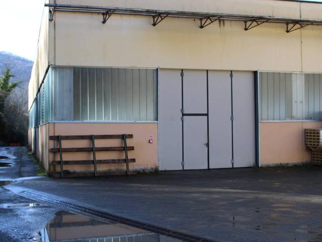 Locale Commerciale in vendita a Neirone, Liguria