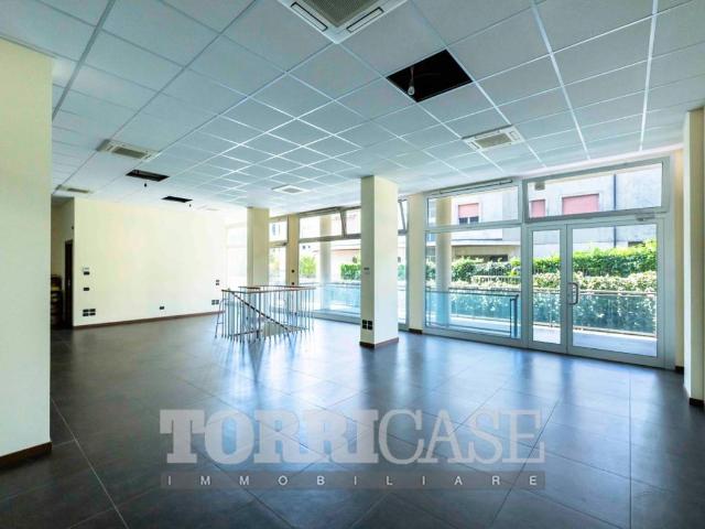 Locale Commerciale in vendita a Botta, Nembro