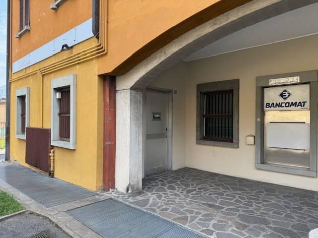 Locale Commerciale in vendita a Botta, Nembro