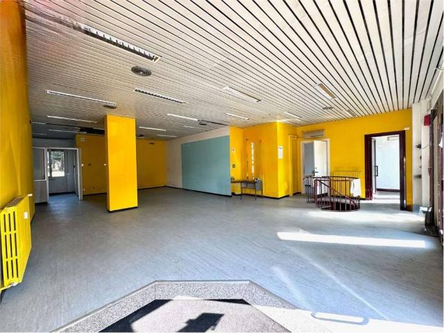 Locale Commerciale in vendita a Botta, Nembro